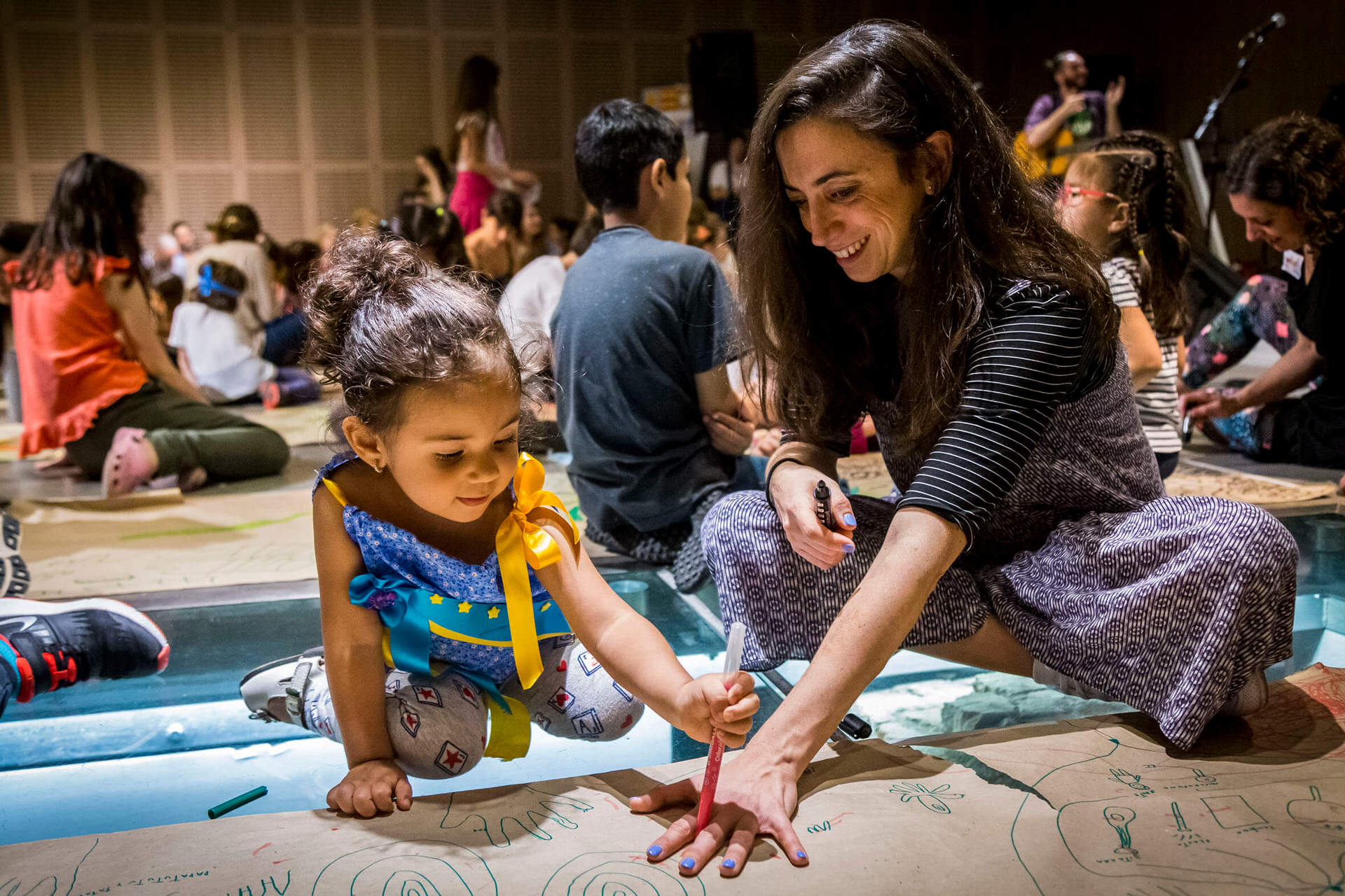 TALLER EXPLORATORIO Y SENSORIAL. Un viaje fugaz por pequeños y grandes universos